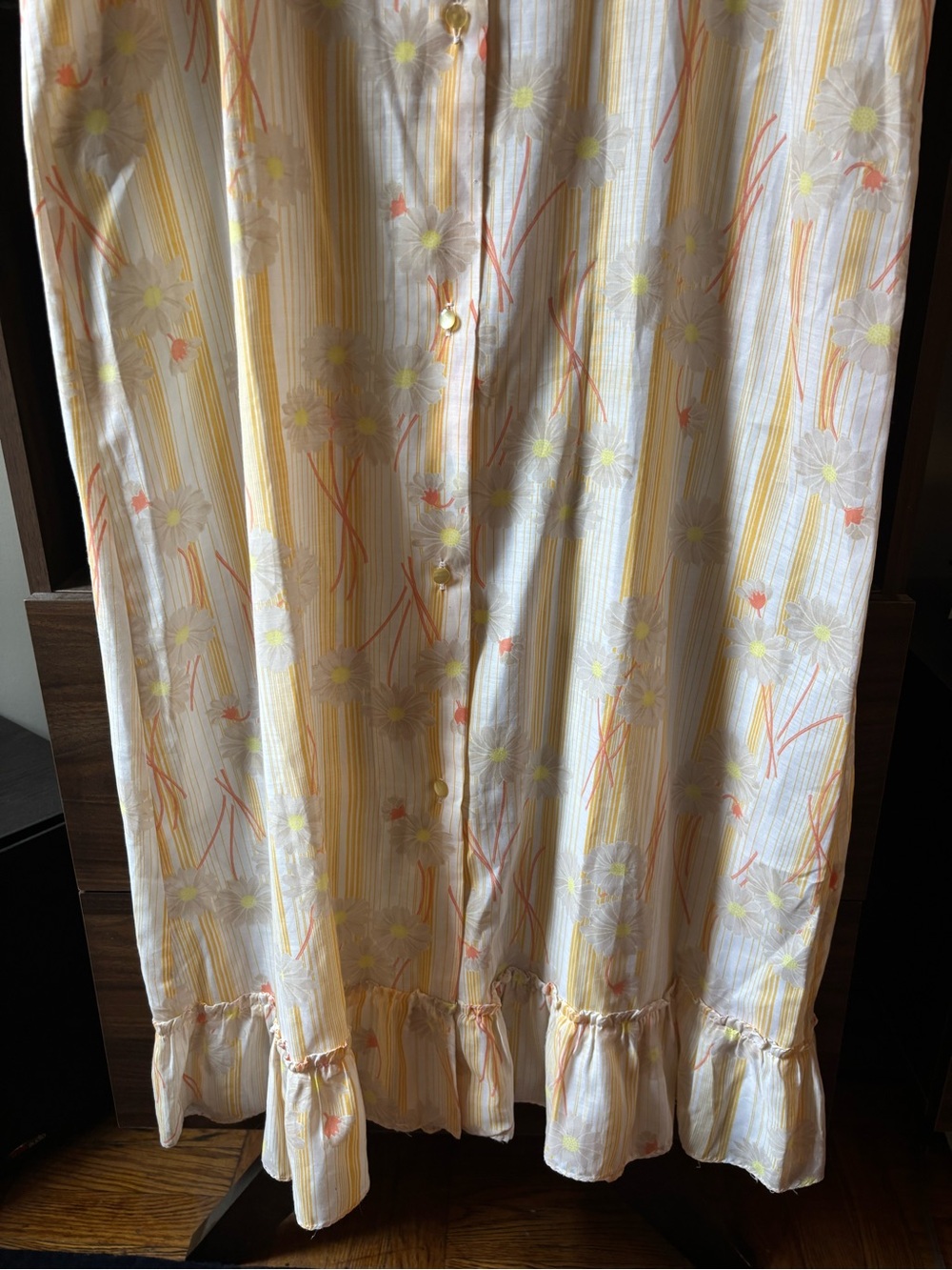 1970s Vintage Light Yellow Daisy Floral Button-Front Cotton Maxi Dress - Picture 4 of 7